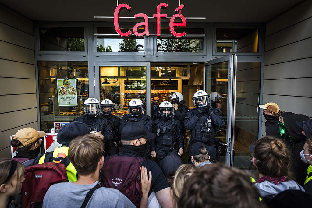 Urheberrechtlich geschuetzte Aufnahmen. Jede Verwendung ist honorarpflichtig und muss beim Urheber angezeigt werden!  [CREDIT: Lars Berg / WWW.LARSBERG.EU - Lars Berg, Von der Tinnenstrasse 13, 48145 Muenster, Germany, mobile +49 179 1379630, Bank: Commerzbank Mnster, IBAN: DE09 4008 0040 0600 9372 00 BIC: DRES DE FF 400, Finanzamt Muenster-Innenstadt, Steuernummer 337/5017/1774, USt-IdNr. DE247738150 - Verwendung nur gegen Namensnennung, Beleg und Honorar entsprechend aktueller MFMPreisliste zzgl. 7 Prozent MwSt - Bei der Verwendung ausserhalb journalistischer Berichterstattung (z.B. Werbung etc.) bitte vorher mit dem Autor Kontakt aufnehmen. Es wird grundsaetzlich keine Einholung von Persoenlichkeits-, Kunst- oder Markenrechten zugesichert, es sei denn, dies ist hier in der Bildbeschriftung ausdruecklich vermerkt. Die Einholung dieser Rechte obliegt dem Nutzer. Es gelten die unter WWW.LARSBERG.EU aufgefuehrten AGB. - NO MODEL RELEASE - ]