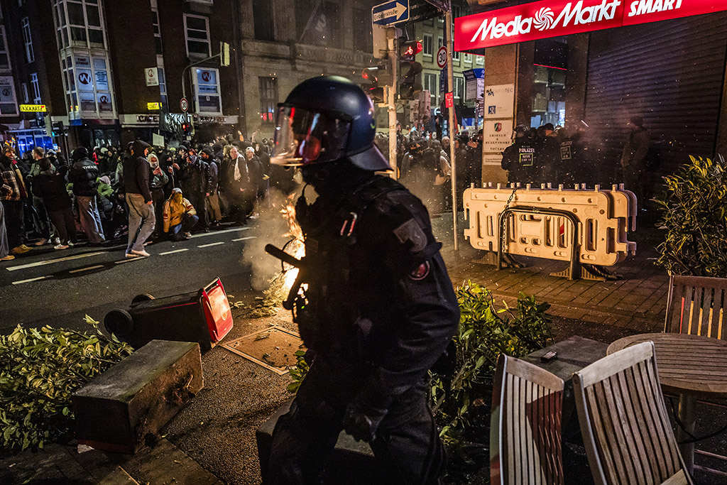 Urheberrechtlich geschuetzte Aufnahmen. Jede Verwendung ist honorarpflichtig und muss beim Urheber angezeigt werden!

[CREDIT: Lars Berg / WWW.LARSBERG.EU - Lars Berg, Von der Tinnenstrasse 13, 48145 Muenster, Germany, mobile +49 179 1379630, Bank: Commerzbank Mnster, IBAN: DE09 4008 0040 0600 9372 00 BIC: DRES DE FF 400, Finanzamt Muenster-Innenstadt, Steuernummer 337/5017/1774, USt-IdNr. DE247738150 - Verwendung nur gegen Namensnennung, Beleg und Honorar entsprechend aktueller MFMPreisliste zzgl. 7 Prozent MwSt - Bei der Verwendung ausserhalb journalistischer Berichterstattung (z.B. Werbung etc.) bitte vorher mit dem Autor Kontakt aufnehmen. Es wird grundsaetzlich keine Einholung von Persoenlichkeits-, Kunst- oder Markenrechten zugesichert, es sei denn, dies ist hier in der Bildbeschriftung ausdruecklich vermerkt. Die Einholung dieser Rechte obliegt dem Nutzer. Es gelten die unter WWW.LARSBERG.EU aufgefuehrten AGB. - NO MODEL RELEASE - ]