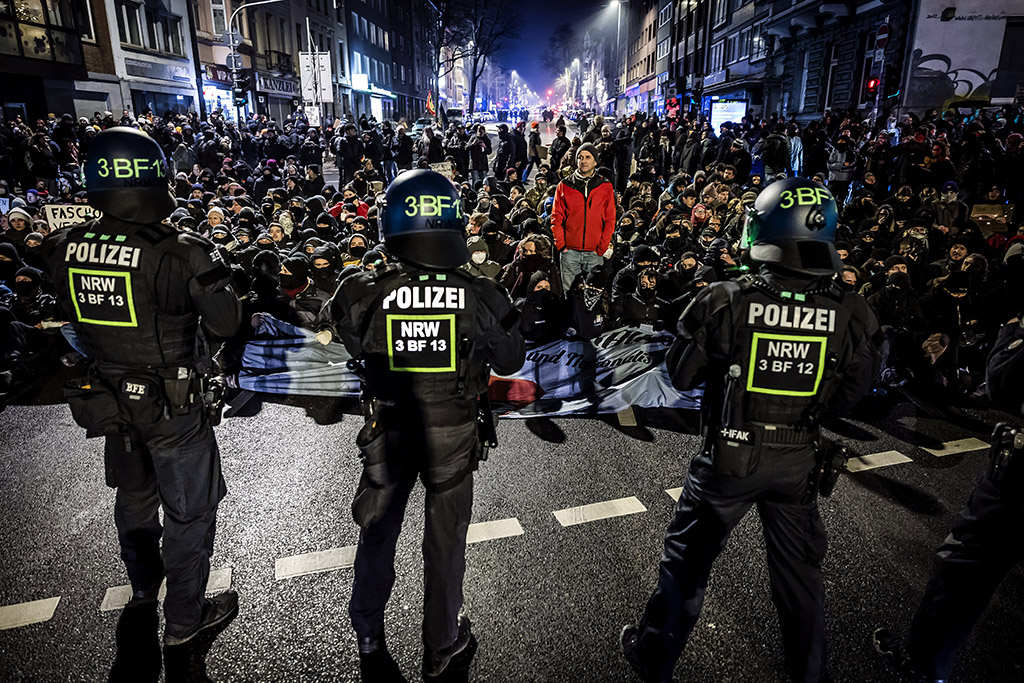 Urheberrechtlich geschuetzte Aufnahmen. Jede Verwendung ist honorarpflichtig und muss beim Urheber angezeigt werden!

[CREDIT: Lars Berg / WWW.LARSBERG.EU - Lars Berg, Von der Tinnenstrasse 13, 48145 Muenster, Germany, mobile +49 179 1379630, Bank: Commerzbank Mnster, IBAN: DE09 4008 0040 0600 9372 00 BIC: DRES DE FF 400, Finanzamt Muenster-Innenstadt, Steuernummer 337/5017/1774, USt-IdNr. DE247738150 - Verwendung nur gegen Namensnennung, Beleg und Honorar entsprechend aktueller MFMPreisliste zzgl. 7 Prozent MwSt - Bei der Verwendung ausserhalb journalistischer Berichterstattung (z.B. Werbung etc.) bitte vorher mit dem Autor Kontakt aufnehmen. Es wird grundsaetzlich keine Einholung von Persoenlichkeits-, Kunst- oder Markenrechten zugesichert, es sei denn, dies ist hier in der Bildbeschriftung ausdruecklich vermerkt. Die Einholung dieser Rechte obliegt dem Nutzer. Es gelten die unter WWW.LARSBERG.EU aufgefuehrten AGB. - NO MODEL RELEASE - ]