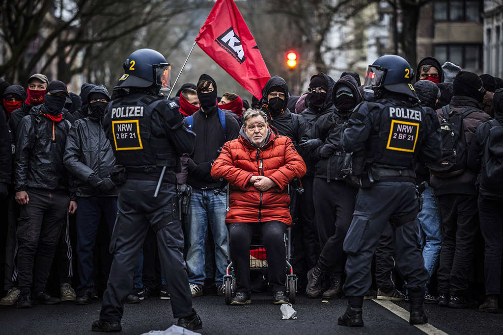 Urheberrechtlich geschuetzte Aufnahmen. Jede Verwendung ist honorarpflichtig und muss beim Urheber angezeigt werden!

[CREDIT: Lars Berg / WWW.LARSBERG.EU - Lars Berg, Von der Tinnenstrasse 13, 48145 Muenster, Germany, mobile +49 179 1379630, Bank: Commerzbank Mnster, IBAN: DE09 4008 0040 0600 9372 00 BIC: DRES DE FF 400, Finanzamt Muenster-Innenstadt, Steuernummer 337/5017/1774, USt-IdNr. DE247738150 - Verwendung nur gegen Namensnennung, Beleg und Honorar entsprechend aktueller MFMPreisliste zzgl. 7 Prozent MwSt - Bei der Verwendung ausserhalb journalistischer Berichterstattung (z.B. Werbung etc.) bitte vorher mit dem Autor Kontakt aufnehmen. Es wird grundsaetzlich keine Einholung von Persoenlichkeits-, Kunst- oder Markenrechten zugesichert, es sei denn, dies ist hier in der Bildbeschriftung ausdruecklich vermerkt. Die Einholung dieser Rechte obliegt dem Nutzer. Es gelten die unter WWW.LARSBERG.EU aufgefuehrten AGB. - NO MODEL RELEASE - ]