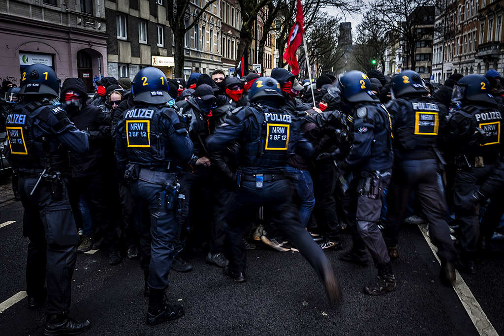 Urheberrechtlich geschuetzte Aufnahmen. Jede Verwendung ist honorarpflichtig und muss beim Urheber angezeigt werden!

[CREDIT: Lars Berg / WWW.LARSBERG.EU - Lars Berg, Von der Tinnenstrasse 13, 48145 Muenster, Germany, mobile +49 179 1379630, Bank: Commerzbank Mnster, IBAN: DE09 4008 0040 0600 9372 00 BIC: DRES DE FF 400, Finanzamt Muenster-Innenstadt, Steuernummer 337/5017/1774, USt-IdNr. DE247738150 - Verwendung nur gegen Namensnennung, Beleg und Honorar entsprechend aktueller MFMPreisliste zzgl. 7 Prozent MwSt - Bei der Verwendung ausserhalb journalistischer Berichterstattung (z.B. Werbung etc.) bitte vorher mit dem Autor Kontakt aufnehmen. Es wird grundsaetzlich keine Einholung von Persoenlichkeits-, Kunst- oder Markenrechten zugesichert, es sei denn, dies ist hier in der Bildbeschriftung ausdruecklich vermerkt. Die Einholung dieser Rechte obliegt dem Nutzer. Es gelten die unter WWW.LARSBERG.EU aufgefuehrten AGB. - NO MODEL RELEASE - ]