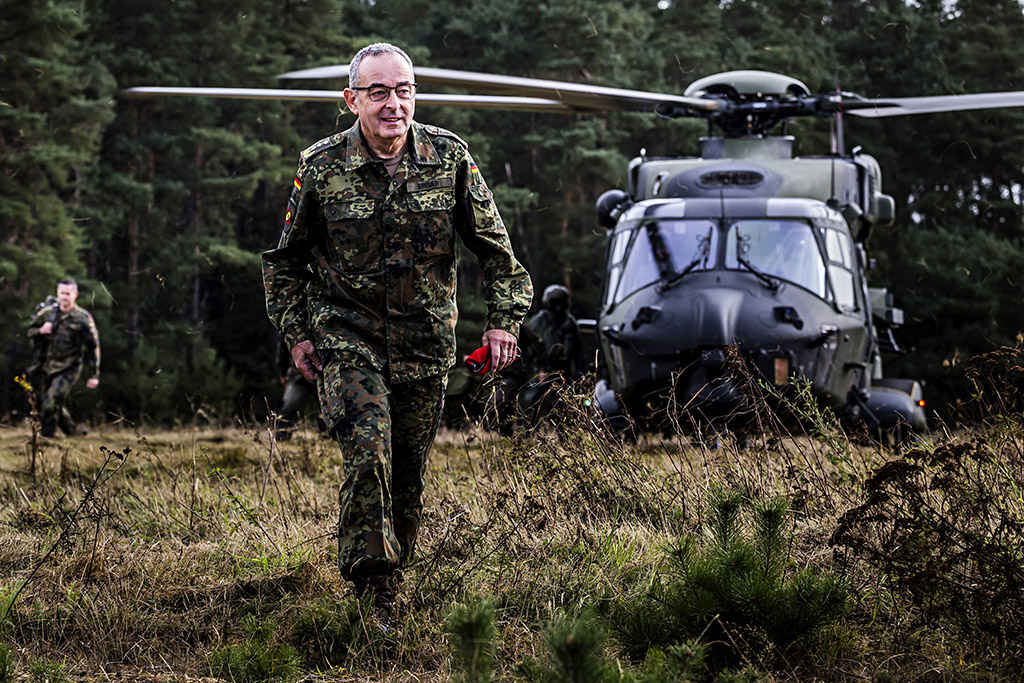 Urheberrechtlich geschuetzte Aufnahmen. Jede Verwendung ist honorarpflichtig und muss beim Urheber angezeigt werden!  [CREDIT: Lars Berg / WWW.LARSBERG.EU - Lars Berg, Von der Tinnenstrasse 13, 48145 Muenster, Germany, mobile +49 179 1379630, Bank: Commerzbank Mnster, IBAN: DE09 4008 0040 0600 9372 00 BIC: DRES DE FF 400, Finanzamt Muenster-Innenstadt, Steuernummer 337/5017/1774, USt-IdNr. DE247738150 - Verwendung nur gegen Namensnennung, Beleg und Honorar entsprechend aktueller MFMPreisliste zzgl. 7 Prozent MwSt - Bei der Verwendung ausserhalb journalistischer Berichterstattung (z.B. Werbung etc.) bitte vorher mit dem Autor Kontakt aufnehmen. Es wird grundsaetzlich keine Einholung von Persoenlichkeits-, Kunst- oder Markenrechten zugesichert, es sei denn, dies ist hier in der Bildbeschriftung ausdruecklich vermerkt. Die Einholung dieser Rechte obliegt dem Nutzer. Es gelten die unter WWW.LARSBERG.EU aufgefuehrten AGB. - NO MODEL RELEASE - ]