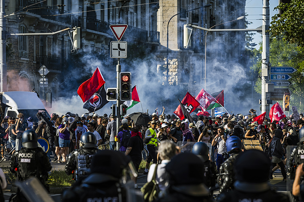 Urheberrechtlich geschuetzte Aufnahmen. Jede Verwendung ist honorarpflichtig und muss beim Urheber angezeigt werden!  [CREDIT: Lars Berg / WWW.LARSBERG.EU - Lars Berg, Von der Tinnenstrasse 13, 48145 Muenster, Germany, mobile +49 179 1379630, Bank: Commerzbank Mnster, IBAN: DE09 4008 0040 0600 9372 00 BIC: DRES DE FF 400, Finanzamt Muenster-Innenstadt, Steuernummer 337/5017/1774, USt-IdNr. DE247738150 - Verwendung nur gegen Namensnennung, Beleg und Honorar entsprechend aktueller MFMPreisliste zzgl. 7 Prozent MwSt - Bei der Verwendung ausserhalb journalistischer Berichterstattung (z.B. Werbung etc.) bitte vorher mit dem Autor Kontakt aufnehmen. Es wird grundsaetzlich keine Einholung von Persoenlichkeits-, Kunst- oder Markenrechten zugesichert, es sei denn, dies ist hier in der Bildbeschriftung ausdruecklich vermerkt. Die Einholung dieser Rechte obliegt dem Nutzer. Es gelten die unter WWW.LARSBERG.EU aufgefuehrten AGB. - NO MODEL RELEASE - ]