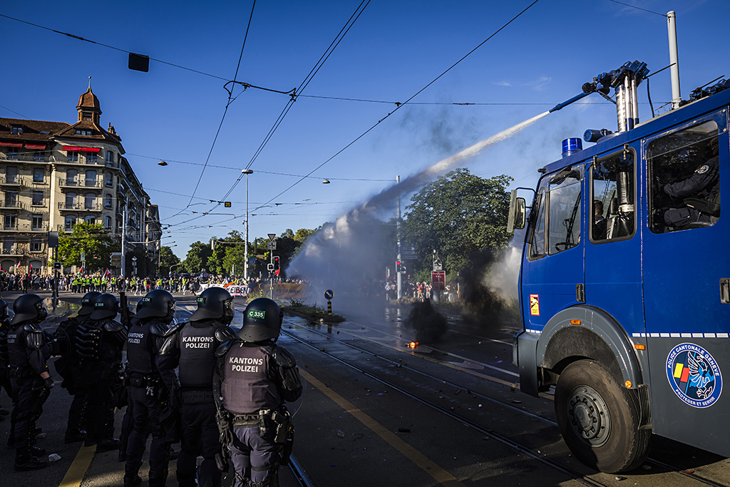 Urheberrechtlich geschuetzte Aufnahmen. Jede Verwendung ist honorarpflichtig und muss beim Urheber angezeigt werden!  [CREDIT: Lars Berg / WWW.LARSBERG.EU - Lars Berg, Von der Tinnenstrasse 13, 48145 Muenster, Germany, mobile +49 179 1379630, Bank: Commerzbank Mnster, IBAN: DE09 4008 0040 0600 9372 00 BIC: DRES DE FF 400, Finanzamt Muenster-Innenstadt, Steuernummer 337/5017/1774, USt-IdNr. DE247738150 - Verwendung nur gegen Namensnennung, Beleg und Honorar entsprechend aktueller MFMPreisliste zzgl. 7 Prozent MwSt - Bei der Verwendung ausserhalb journalistischer Berichterstattung (z.B. Werbung etc.) bitte vorher mit dem Autor Kontakt aufnehmen. Es wird grundsaetzlich keine Einholung von Persoenlichkeits-, Kunst- oder Markenrechten zugesichert, es sei denn, dies ist hier in der Bildbeschriftung ausdruecklich vermerkt. Die Einholung dieser Rechte obliegt dem Nutzer. Es gelten die unter WWW.LARSBERG.EU aufgefuehrten AGB. - NO MODEL RELEASE - ]