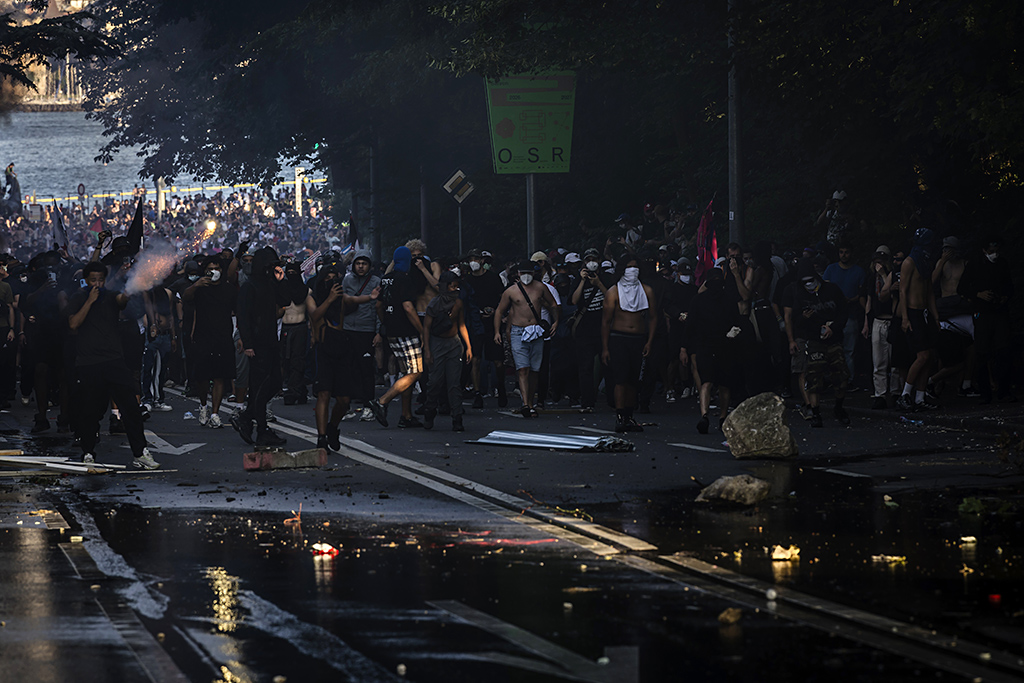 Urheberrechtlich geschuetzte Aufnahmen. Jede Verwendung ist honorarpflichtig und muss beim Urheber angezeigt werden!  [CREDIT: Lars Berg / WWW.LARSBERG.EU - Lars Berg, Von der Tinnenstrasse 13, 48145 Muenster, Germany, mobile +49 179 1379630, Bank: Commerzbank Mnster, IBAN: DE09 4008 0040 0600 9372 00 BIC: DRES DE FF 400, Finanzamt Muenster-Innenstadt, Steuernummer 337/5017/1774, USt-IdNr. DE247738150 - Verwendung nur gegen Namensnennung, Beleg und Honorar entsprechend aktueller MFMPreisliste zzgl. 7 Prozent MwSt - Bei der Verwendung ausserhalb journalistischer Berichterstattung (z.B. Werbung etc.) bitte vorher mit dem Autor Kontakt aufnehmen. Es wird grundsaetzlich keine Einholung von Persoenlichkeits-, Kunst- oder Markenrechten zugesichert, es sei denn, dies ist hier in der Bildbeschriftung ausdruecklich vermerkt. Die Einholung dieser Rechte obliegt dem Nutzer. Es gelten die unter WWW.LARSBERG.EU aufgefuehrten AGB. - NO MODEL RELEASE - ]