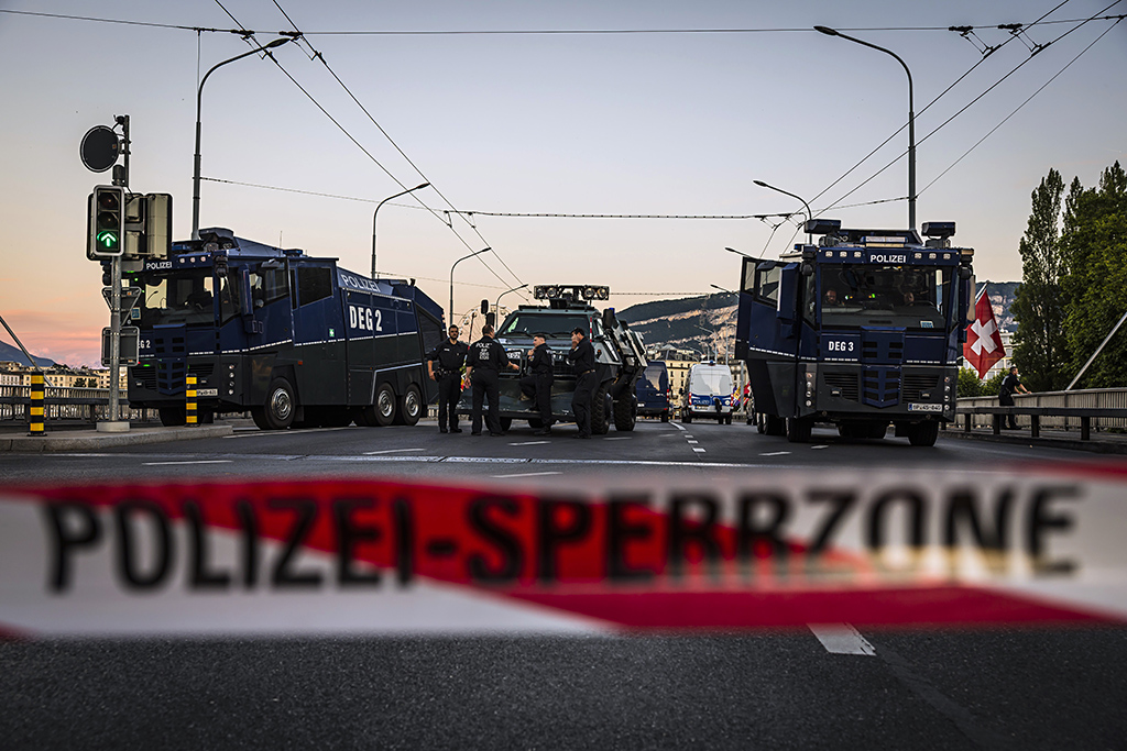 Urheberrechtlich geschuetzte Aufnahmen. Jede Verwendung ist honorarpflichtig und muss beim Urheber angezeigt werden!  [CREDIT: Lars Berg / WWW.LARSBERG.EU - Lars Berg, Von der Tinnenstrasse 13, 48145 Muenster, Germany, mobile +49 179 1379630, Bank: Commerzbank Mnster, IBAN: DE09 4008 0040 0600 9372 00 BIC: DRES DE FF 400, Finanzamt Muenster-Innenstadt, Steuernummer 337/5017/1774, USt-IdNr. DE247738150 - Verwendung nur gegen Namensnennung, Beleg und Honorar entsprechend aktueller MFMPreisliste zzgl. 7 Prozent MwSt - Bei der Verwendung ausserhalb journalistischer Berichterstattung (z.B. Werbung etc.) bitte vorher mit dem Autor Kontakt aufnehmen. Es wird grundsaetzlich keine Einholung von Persoenlichkeits-, Kunst- oder Markenrechten zugesichert, es sei denn, dies ist hier in der Bildbeschriftung ausdruecklich vermerkt. Die Einholung dieser Rechte obliegt dem Nutzer. Es gelten die unter WWW.LARSBERG.EU aufgefuehrten AGB. - NO MODEL RELEASE - ]