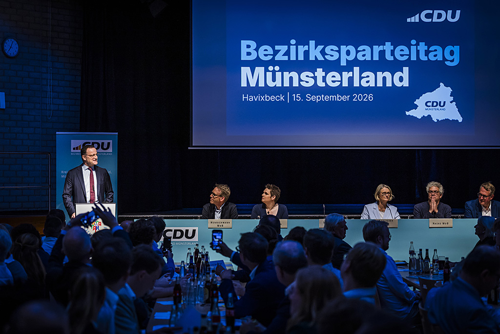 Urheberrechtlich geschuetzte Aufnahmen. Jede Verwendung ist honorarpflichtig und muss beim Urheber angezeigt werden!  [CREDIT: Lars Berg / WWW.LARSBERG.EU - Lars Berg, Von der Tinnenstrasse 13, 48145 Muenster, Germany, mobile +49 179 1379630, Bank: Commerzbank Mnster, IBAN: DE09 4008 0040 0600 9372 00 BIC: DRES DE FF 400, Finanzamt Muenster-Innenstadt, Steuernummer 337/5017/1774, USt-IdNr. DE247738150 - Verwendung nur gegen Namensnennung, Beleg und Honorar entsprechend aktueller MFMPreisliste zzgl. 7 Prozent MwSt - Bei der Verwendung ausserhalb journalistischer Berichterstattung (z.B. Werbung etc.) bitte vorher mit dem Autor Kontakt aufnehmen. Es wird grundsaetzlich keine Einholung von Persoenlichkeits-, Kunst- oder Markenrechten zugesichert, es sei denn, dies ist hier in der Bildbeschriftung ausdruecklich vermerkt. Die Einholung dieser Rechte obliegt dem Nutzer. Es gelten die unter WWW.LARSBERG.EU aufgefuehrten AGB. - NO MODEL RELEASE - ]