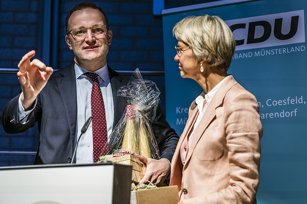 Urheberrechtlich geschuetzte Aufnahmen. Jede Verwendung ist honorarpflichtig und muss beim Urheber angezeigt werden!  [CREDIT: Lars Berg / WWW.LARSBERG.EU - Lars Berg, Von der Tinnenstrasse 13, 48145 Muenster, Germany, mobile +49 179 1379630, Bank: Commerzbank Mnster, IBAN: DE09 4008 0040 0600 9372 00 BIC: DRES DE FF 400, Finanzamt Muenster-Innenstadt, Steuernummer 337/5017/1774, USt-IdNr. DE247738150 - Verwendung nur gegen Namensnennung, Beleg und Honorar entsprechend aktueller MFMPreisliste zzgl. 7 Prozent MwSt - Bei der Verwendung ausserhalb journalistischer Berichterstattung (z.B. Werbung etc.) bitte vorher mit dem Autor Kontakt aufnehmen. Es wird grundsaetzlich keine Einholung von Persoenlichkeits-, Kunst- oder Markenrechten zugesichert, es sei denn, dies ist hier in der Bildbeschriftung ausdruecklich vermerkt. Die Einholung dieser Rechte obliegt dem Nutzer. Es gelten die unter WWW.LARSBERG.EU aufgefuehrten AGB. - NO MODEL RELEASE - ]