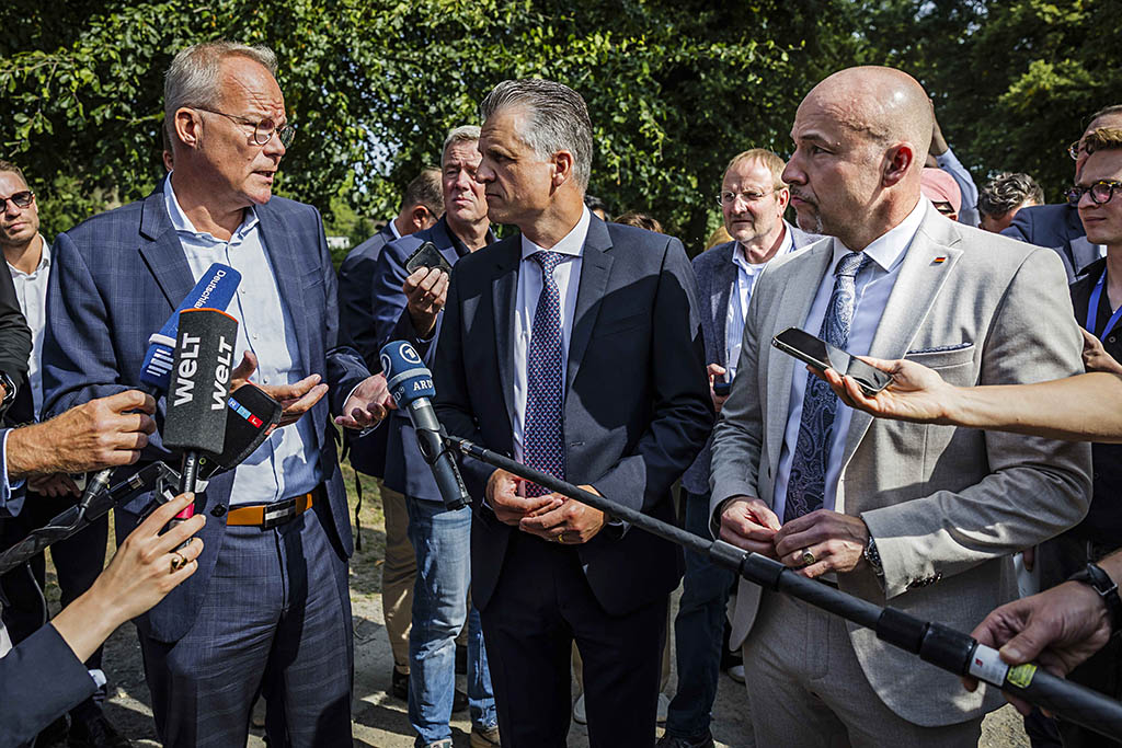 Urheberrechtlich geschuetzte Aufnahmen. Jede Verwendung ist honorarpflichtig und muss beim Urheber angezeigt werden!  [CREDIT: Lars Berg / WWW.LARSBERG.EU - Lars Berg, Von der Tinnenstrasse 13, 48145 Muenster, Germany, mobile +49 179 1379630, Bank: Commerzbank Mnster, IBAN: DE09 4008 0040 0600 9372 00 BIC: DRES DE FF 400, Finanzamt Muenster-Innenstadt, Steuernummer 337/5017/1774, USt-IdNr. DE247738150 - Verwendung nur gegen Namensnennung, Beleg und Honorar entsprechend aktueller MFMPreisliste zzgl. 7 Prozent MwSt - Bei der Verwendung ausserhalb journalistischer Berichterstattung (z.B. Werbung etc.) bitte vorher mit dem Autor Kontakt aufnehmen. Es wird grundsaetzlich keine Einholung von Persoenlichkeits-, Kunst- oder Markenrechten zugesichert, es sei denn, dies ist hier in der Bildbeschriftung ausdruecklich vermerkt. Die Einholung dieser Rechte obliegt dem Nutzer. Es gelten die unter WWW.LARSBERG.EU aufgefuehrten AGB. - NO MODEL RELEASE - ]