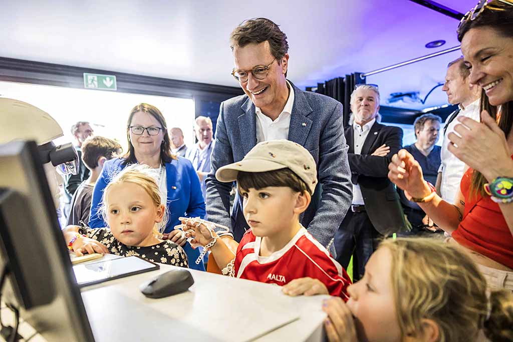Urheberrechtlich geschuetzte Aufnahmen. Jede Verwendung ist honorarpflichtig und muss beim Urheber angezeigt werden!  [CREDIT: Lars Berg / WWW.LARSBERG.EU - Lars Berg, Von der Tinnenstrasse 13, 48145 Muenster, Germany, mobile +49 179 1379630, Bank: Commerzbank Mnster, IBAN: DE09 4008 0040 0600 9372 00 BIC: DRES DE FF 400, Finanzamt Muenster-Innenstadt, Steuernummer 337/5017/1774, USt-IdNr. DE247738150 - Verwendung nur gegen Namensnennung, Beleg und Honorar entsprechend aktueller MFMPreisliste zzgl. 7 Prozent MwSt - Bei der Verwendung ausserhalb journalistischer Berichterstattung (z.B. Werbung etc.) bitte vorher mit dem Autor Kontakt aufnehmen. Es wird grundsaetzlich keine Einholung von Persoenlichkeits-, Kunst- oder Markenrechten zugesichert, es sei denn, dies ist hier in der Bildbeschriftung ausdruecklich vermerkt. Die Einholung dieser Rechte obliegt dem Nutzer. Es gelten die unter WWW.LARSBERG.EU aufgefuehrten AGB. - NO MODEL RELEASE - ]
